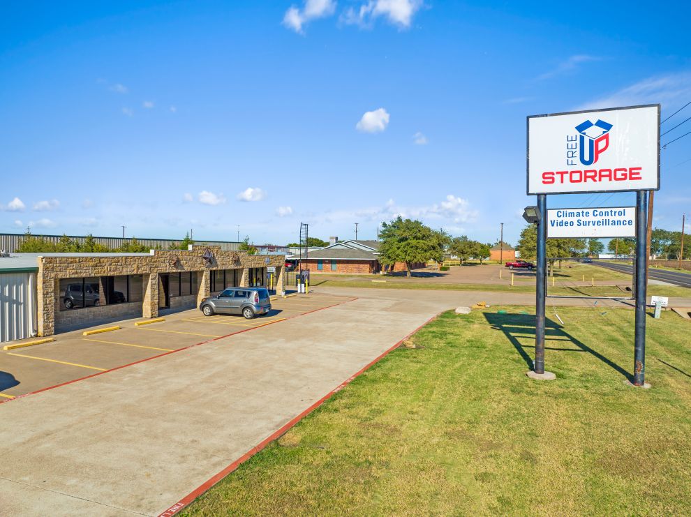FreeUp Storage Waxahachie - Frontage